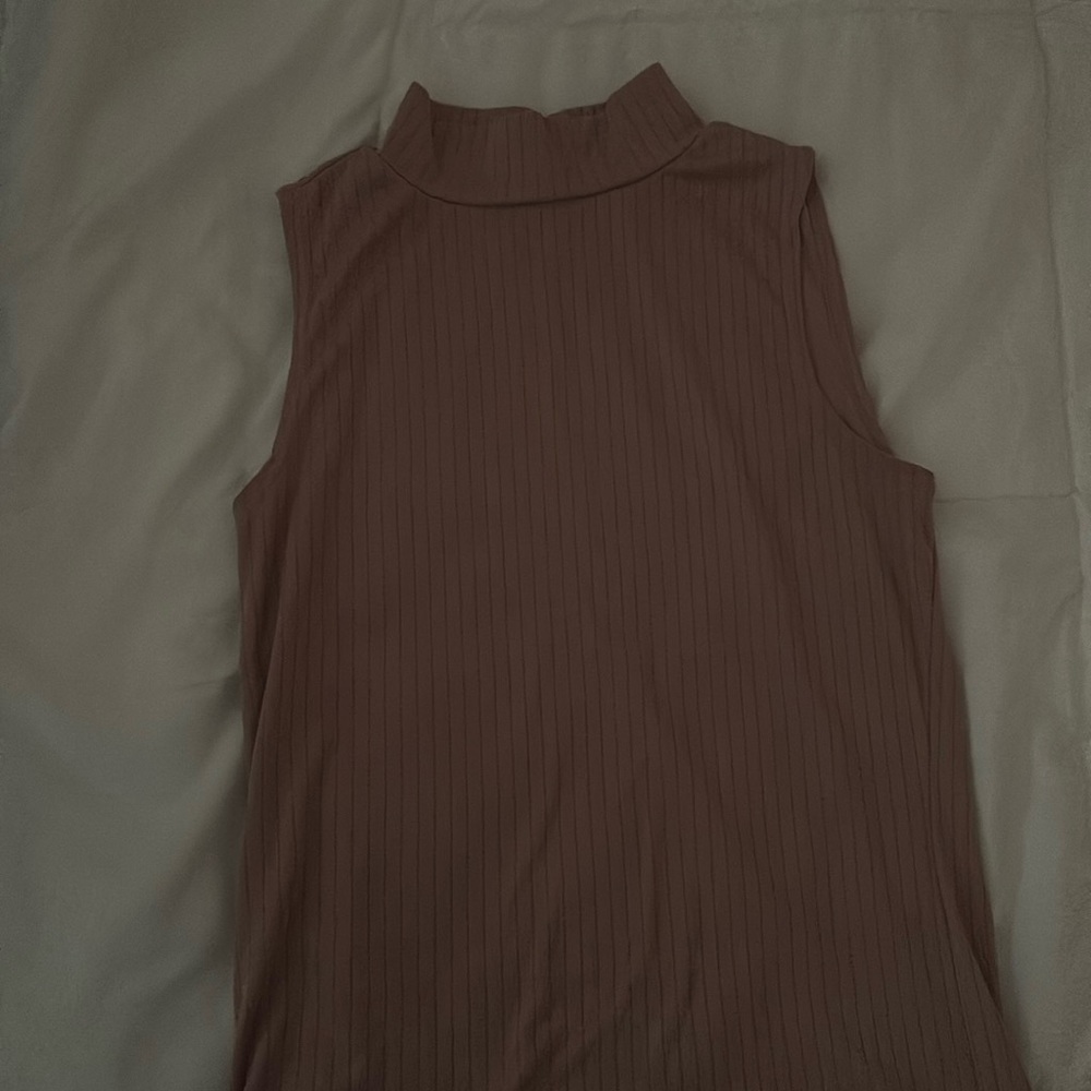 Sleeveless turtleneck pink shirt